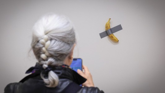 ¿Arte? La famosa banana pegada a la pared se vendió por 6,2 millones de dólares