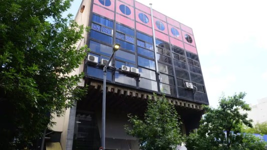 Se incendió el edificio del Ministerio de Educación y evacuaron a más de 60 personas