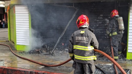 Se prendió fuego un local de ropa en el centro de Córdoba