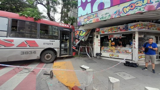El relato de la kiosquera tras el accidente del colectivo: "nos salvamos por el semáforo"