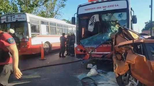 Un colectivo y siete autos chocaron en la autopista Dellepiane: 21 heridos