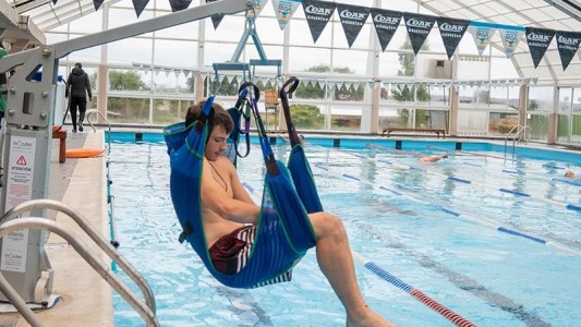 La Cumbre: inauguraron en la pileta municipal una grúa mecánica para facilitar el acceso a personas con discapacidad