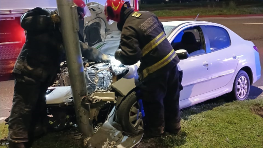 Un auto chocó contra un poste y se prendió fuego en Córdoba