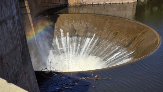 Video: el embudo del dique San Roque superó su nivel