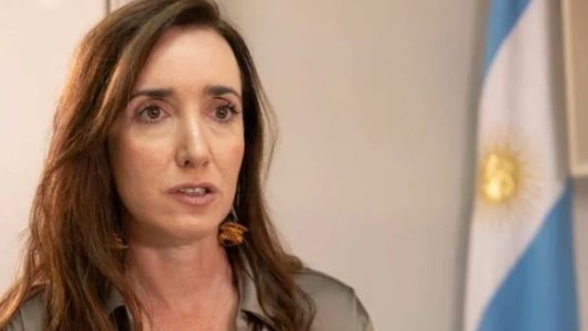 Villarruel embistió contra Cristina por recomendar una serie sobre los setenta: “Mirala presa en Ezeiza”