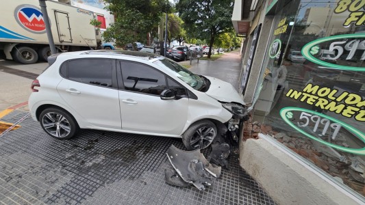 Un auto se incrustó en una carnicería de barrio General Paz