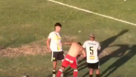 Video: marcó un gol en la final, le tiraron de todo y un rival le dio una trompada