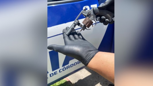 Encontraron un revólver en el patio de una escuela en La Calera: investigan su vínculo con un caso policial