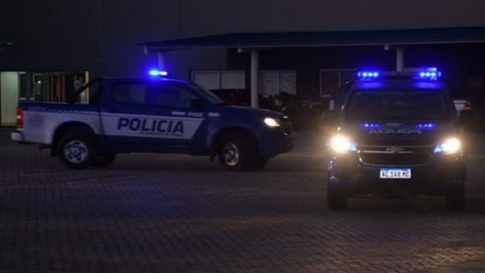 Amenazó a su novia, intentó agredir al personal policial y terminó con un disparo en su pierna