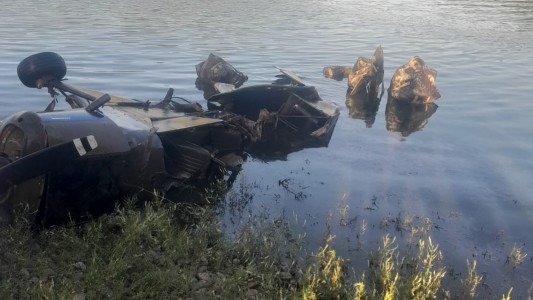Lograron extraer la avioneta que estuvo estancada en el Dique Los Molinos por más de 17 años