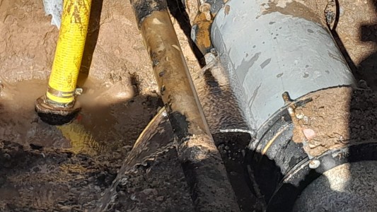 Un socavón se tragó un semáforo en barrio Pueyrredón