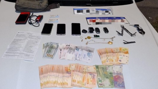Circulaban con inhibidores, dólares y documentos falsos: intentaron coimear a la policía para no ser arrestados