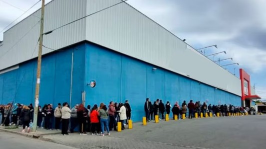 Multitudinaria fila en supermercado de Córdoba por oportunidad del Programa Primer Paso