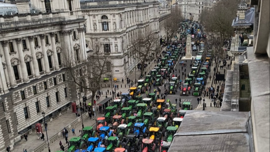 Tractorazo frente al Parlamento británico contra un impuesto a la herencia