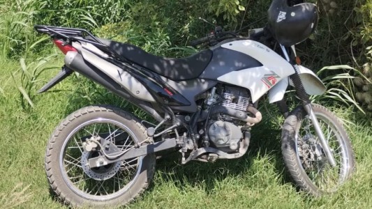 Chocó con su moto y murió en el acto