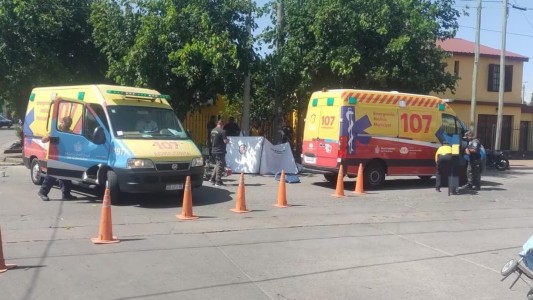 Córdoba: un joven murió en un choque de motos y un ladrón robó un celular en la escena