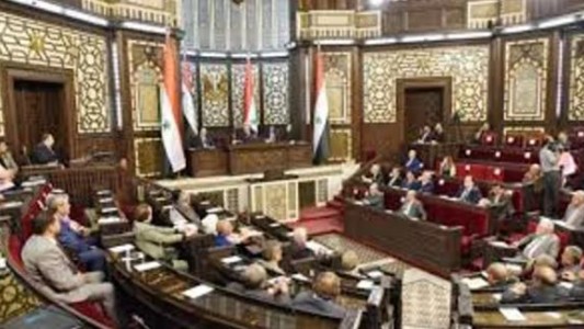 Siria: anunciaron suspensión de la Constitución y el Parlamento durante tres meses
