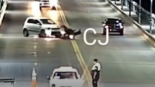 Quiso evitar un control de alcoholemia en un puente y chocó a un motociclista