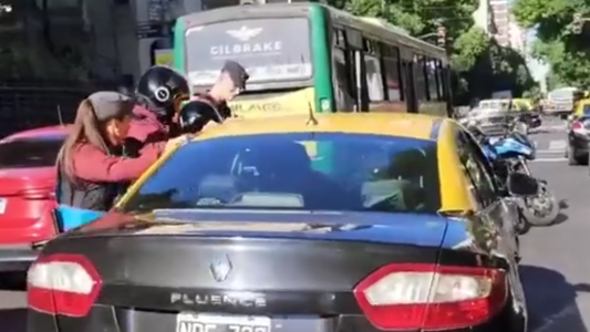 Un taxista se quedó dormido en plena avenida: tardaron 20 minutos en despertarlo