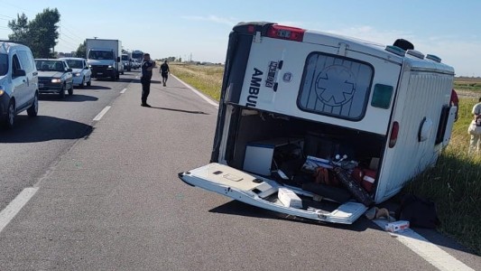 Una ambulancia se dio vuelta en la autopista Córdoba-Rosario: trasladaba un paciente al hospital