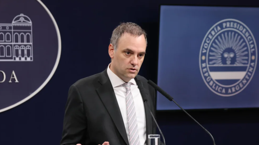 Tras el pedido de austeridad de Milei, Adorni explicó los motivos de sus vacaciones en el exterior