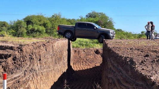 Una camioneta quedó suspendida tras pasar por una obra mal señalizada en Santa Fe