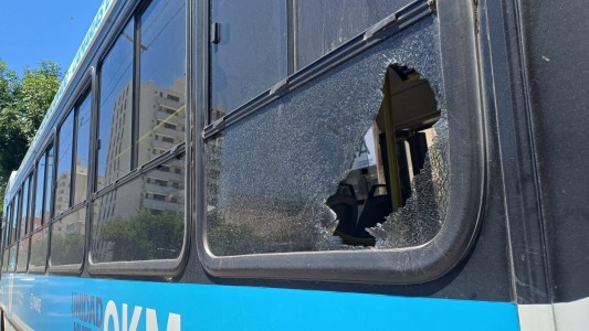 Un camionero atacó con un fierro a un colectivo de la empresa Tamse tras una discusión: lo detuvieron