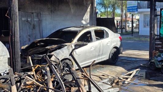 Dos vehículos se prendieron fuego en barrio Parque Futura: investigan las causas