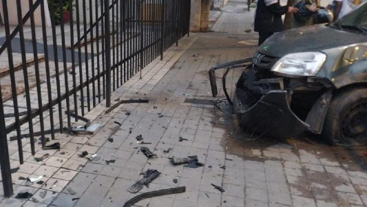 Perdió el control del auto y chocó contra la reja de una iglesia