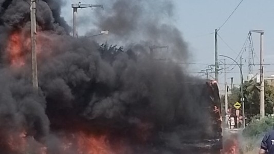 Se prendió fuego un colectivo en barrio Nuestro Hogar III