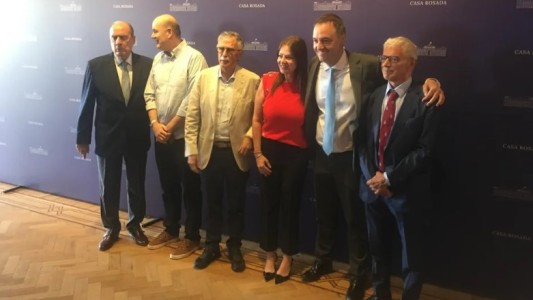 Sin Javier Milei, el Gobierno brindó con los periodistas de Casa Rosada: "Se viene un 2025 bárbaro"