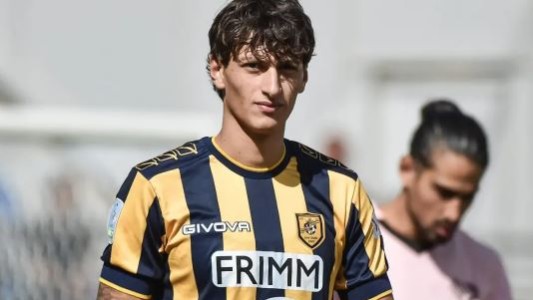 Italia: los hinchas del Juve Stabia hicieron gestos fascistas para celebrar un gol del bisnieto de Mussolini