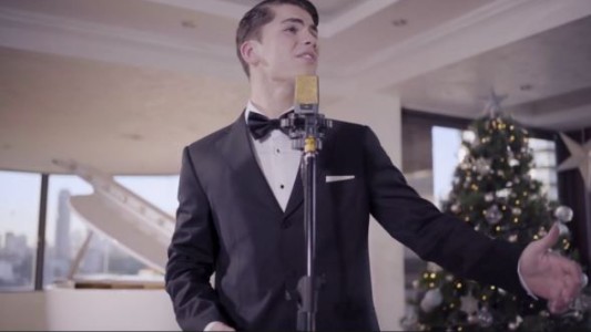 Una canción navideña para cerrar un año de éxitos: Martín Savi canta “All I want for Christmas is you”, de Mariah Carey