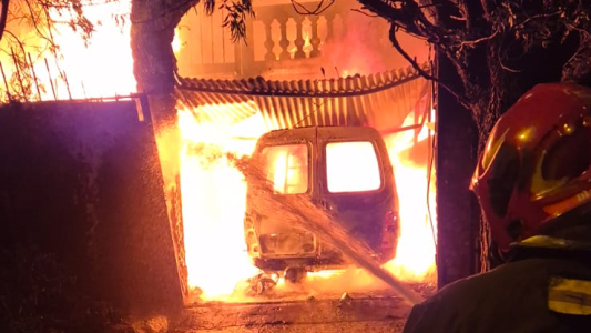 Incendio en una casa de Córdoba: perdieron tres autos, una moto y hay un joven internado