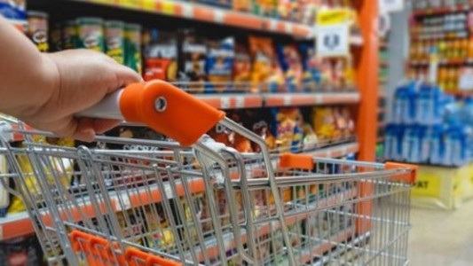 Las ventas en supermercados cayeron 17,8% en octubre, según el Indec