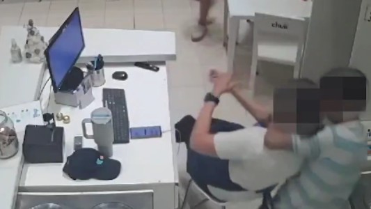 Video: dos adolescentes de 14 años golpearon y asaltaron a la empleada de una heladería en Argüello