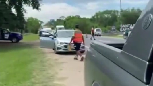Video: le pusieron multa por tener el matafuegos vencido en Córdoba y apuntó contra la Policía Caminera