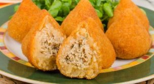 Un hombre mordió una empanada de pollo y le explotó en la cara