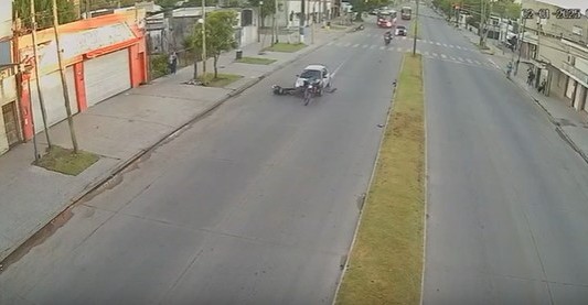 Video impactante: atropelló a un motociclista y lo arrastró más de 50 metros sobre el capot