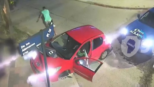 Dos delincuentes robaron un auto, chocaron e intentaron escapar corriendo: el video de la persecución