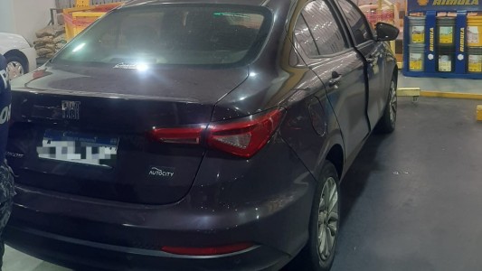 Quiso estacionar su auto y se incrustó en la vidriera de una estación de servicio