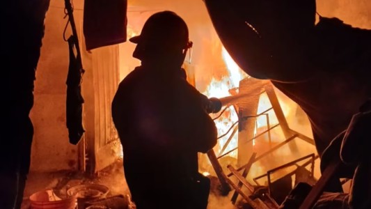 Prendió fuego para espantar a los mosquitos y terminó incendiando toda su casa