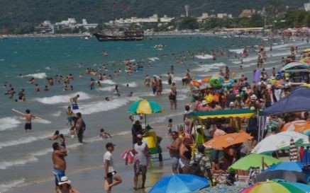 Alarma en Brasil: declararon brote de gastroenteritis en las playas