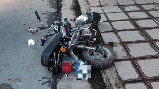 Córdoba: una motociclista chocó contra un árbol y falleció en el acto