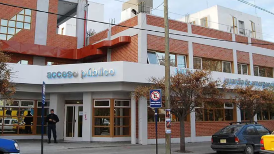 Llevó a su hijo con un cuchillo clavado en la cabeza a la guardia: quedó detenida