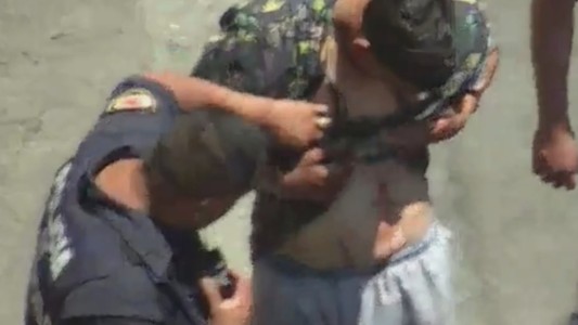 Video: un limpiavidrios apuñaló a otro con una botella cortada en pleno centro de Córdoba