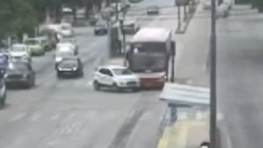 Video: se cruzó de carril y chocó contra un colectivo interurbano en barrio Empalme