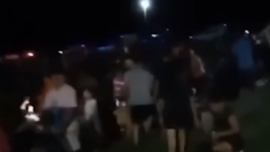 Video: volcó en la ruta un camión que transportaba fernet y saqueron la carga