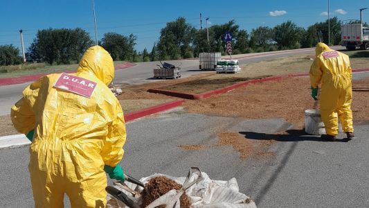 Un camión volcó y derramó ácido clorhídrico sobre el asfalto
