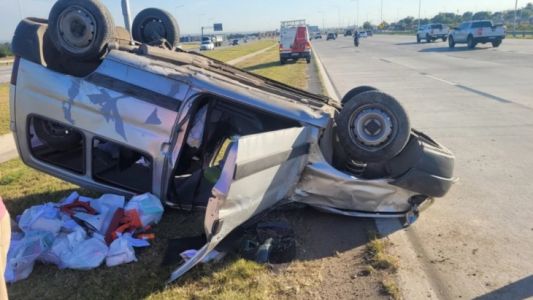 Un auto volcó en Avenida Circunvalación